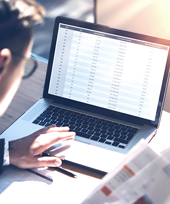 man typing on a laptop
