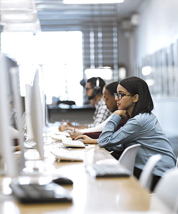 collega's werken op een pc